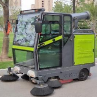 Máy quét ngồi lái năm chổi